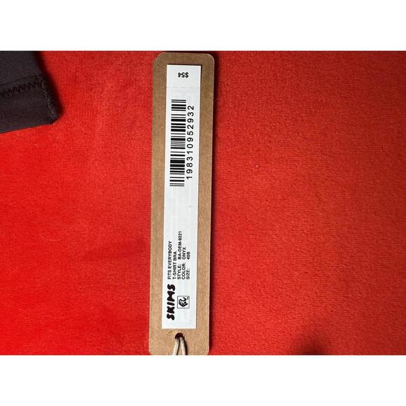 Skims Fits Everybody T Shirt Bra Color ONYX Size 40B - Picture 3 of 3